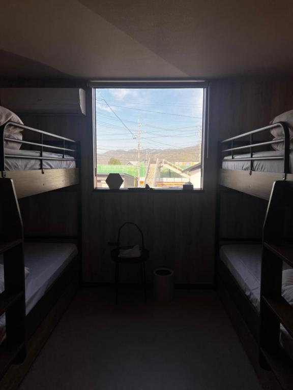 Postel nebo postele na pokoji v ubytování KIIIYA cafe&hostel