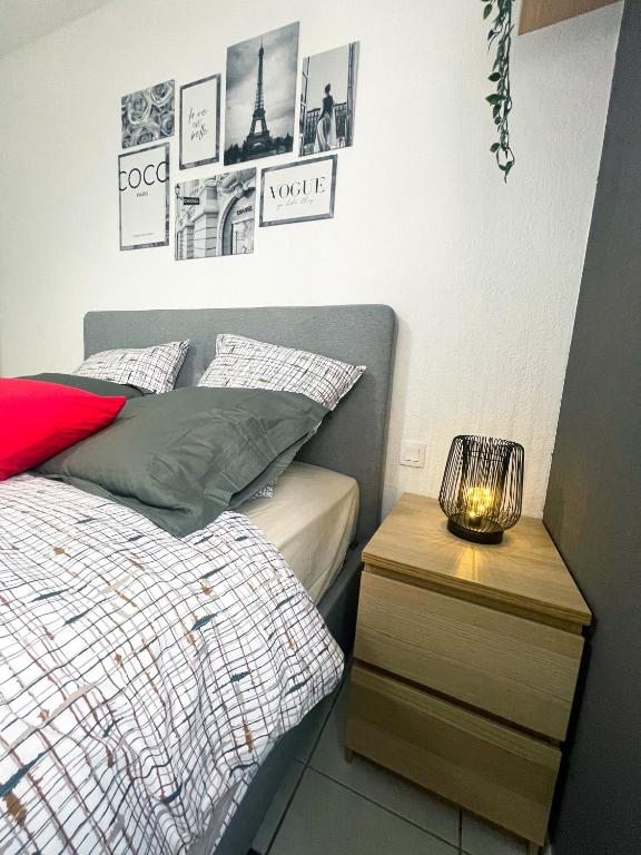 Posteľ alebo postele v izbe v ubytovaní RedLounge