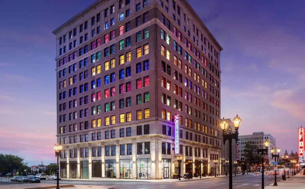 un grand bâtiment avec de nombreuses fenêtres donnant sur une rue de la ville dans l'établissement Angad Arts Hotel, à Saint-Louis