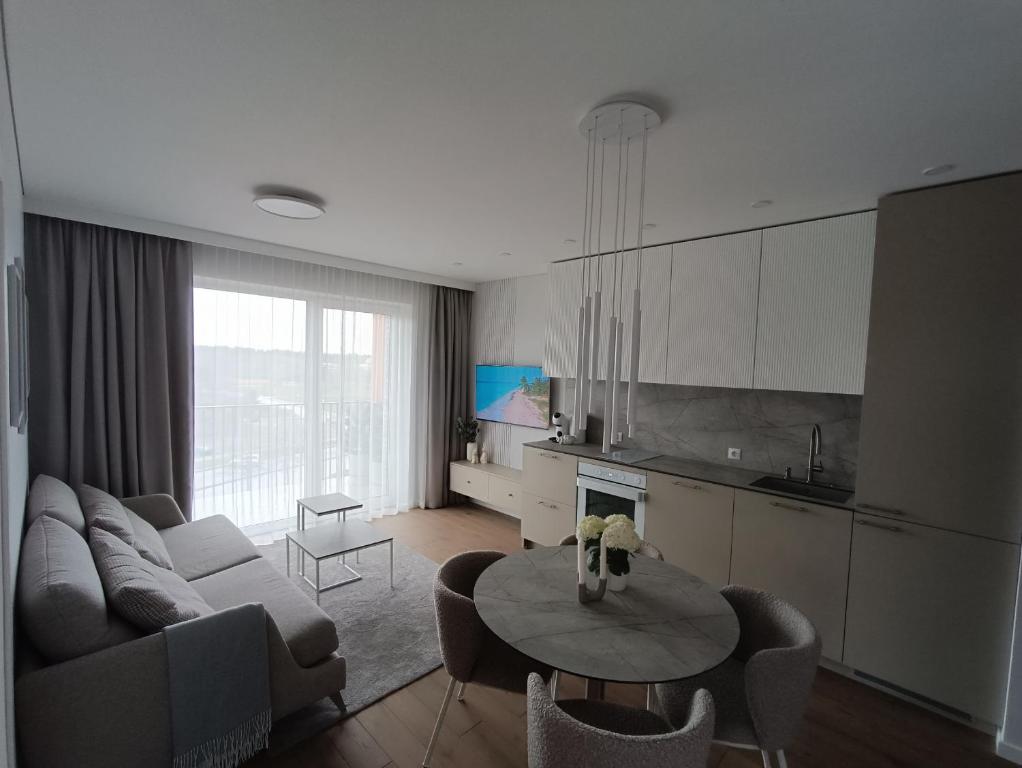 Η κουζίνα ή μικρή κουζίνα στο Luxury Vanagupė Apartments & SPA