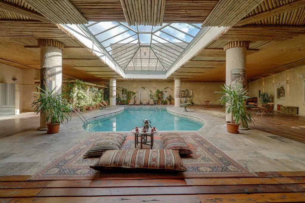 uma piscina com clarabóia num edifício em Heybe Hotel & Spa em Goreme