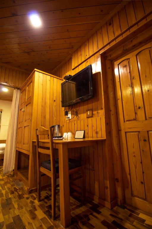 TV a/nebo společenská místnost v ubytování Holiday Home International -Vivaan Stays