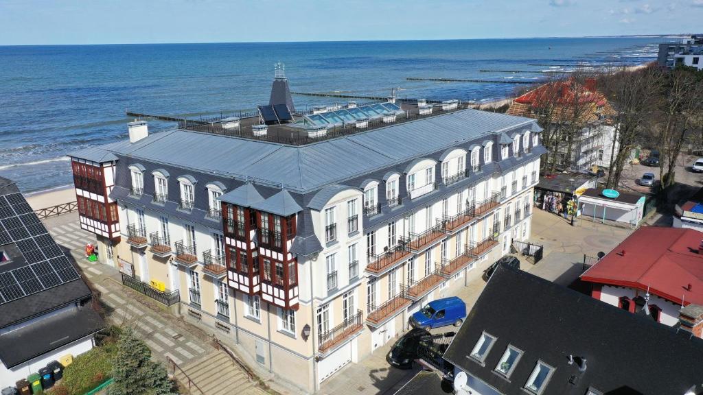 an overhead view of a building on the beach at Apartamenty Sun & Snow Zachód Słońca in Mielno