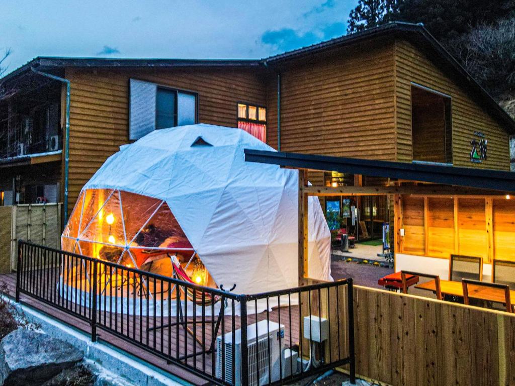 Budova, kde se the luxury tent nachází
