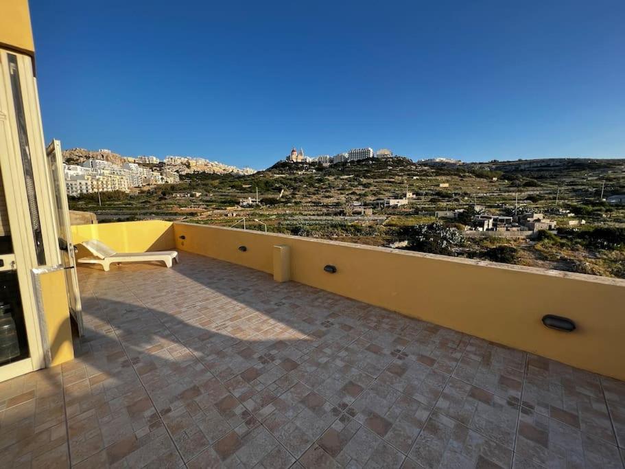 een balkon met uitzicht op de stad bij Conmal Penthouse In Mellieha Bay in Mellieħa