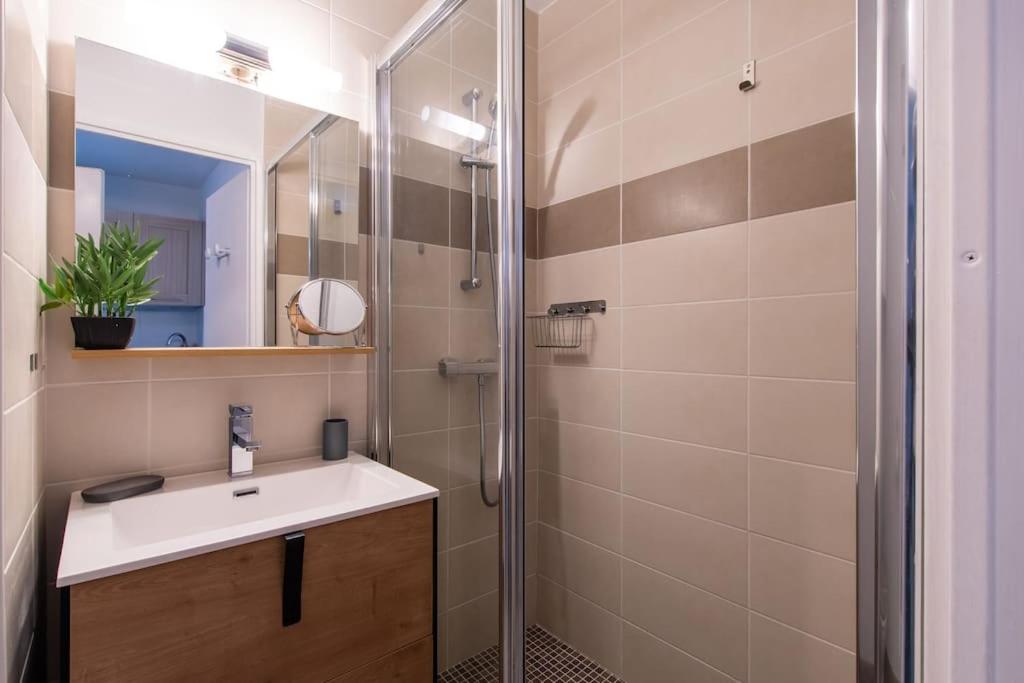Kúpeľňa v ubytovaní Le Murmure du Palmier * Mer à 2 min * Parking Privé * Terrasse