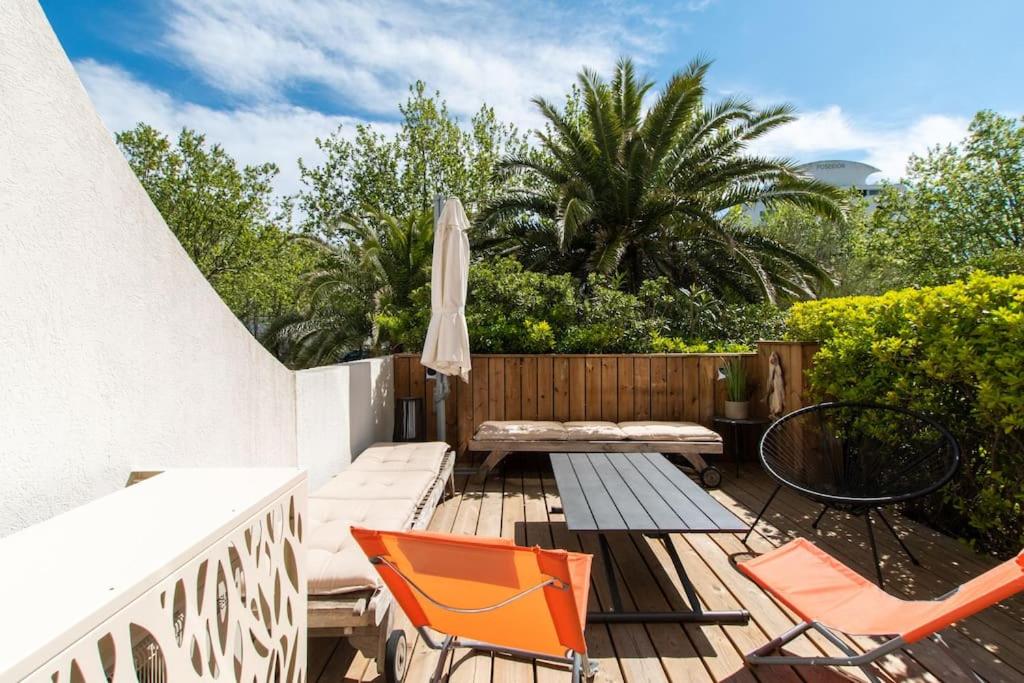 Vonkajšia záhrada v ubytovaní Le Murmure du Palmier * Mer à 2 min * Parking Privé * Terrasse