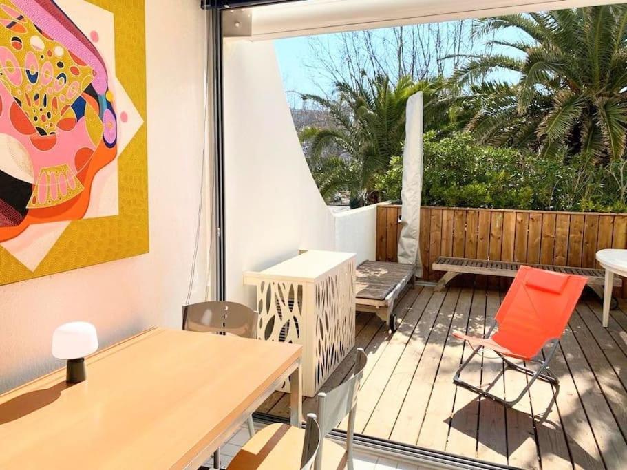 Balkón alebo terasa v ubytovaní Le Murmure du Palmier * Mer à 2 min * Parking Privé * Terrasse