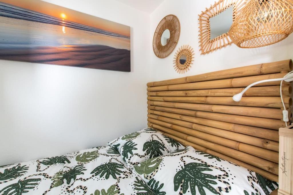 Posteľ alebo postele v izbe v ubytovaní Le Murmure du Palmier * Mer à 2 min * Parking Privé * Terrasse