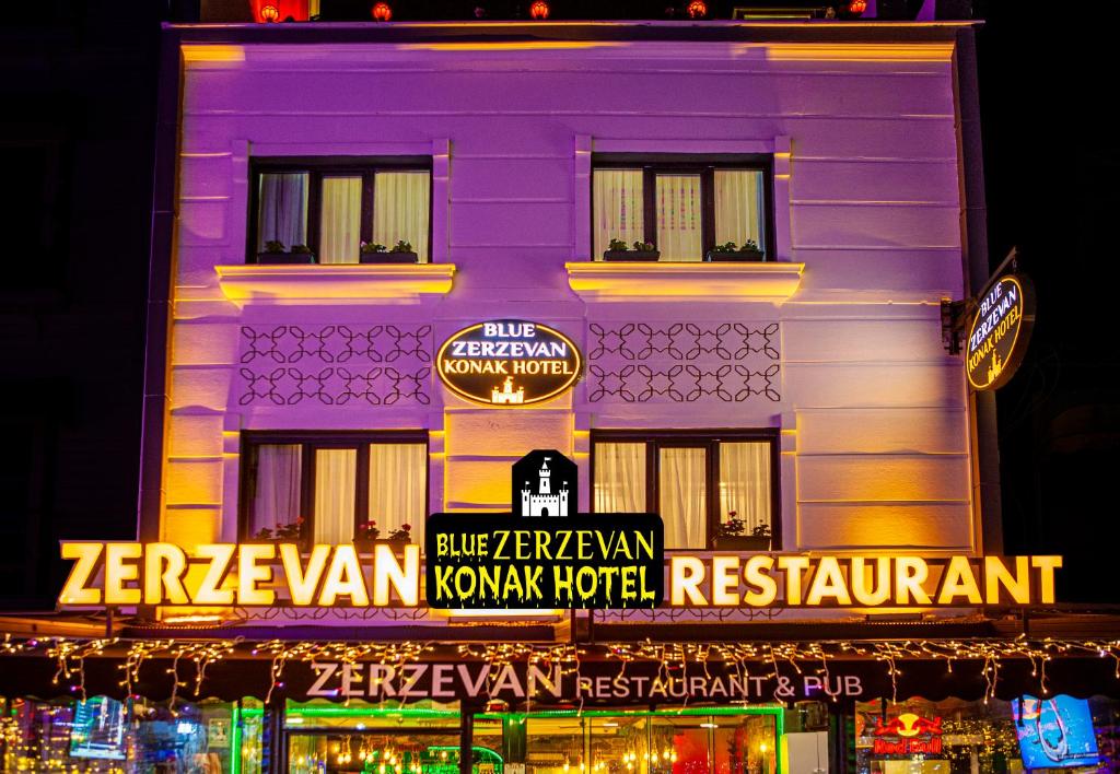 een paars gebouw met borden aan de zijkant bij Blue Zerzevan Konak Hotel in Istanbul