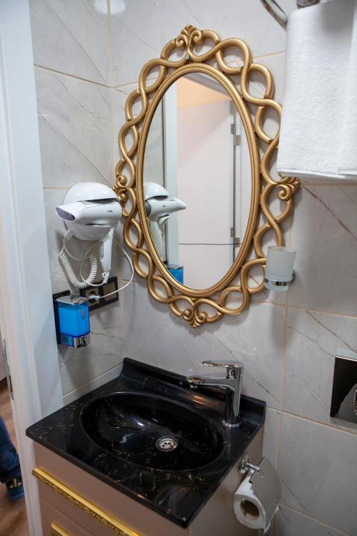 Blue Zerzevan Konak Hotel - Large Single Room