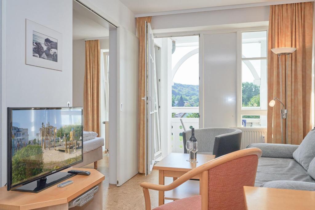 ein Wohnzimmer mit einem TV und einem Sofa in der Unterkunft Fewo 647, Seepark Sellin in Ostseebad Sellin