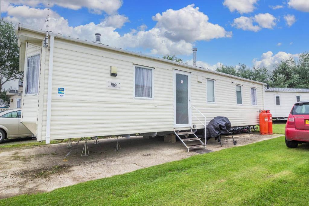 Lovely 8 Berth Caravan For Hire At Broadland Sands In Suffolk Ref 20380Bs, Hopton on Sea