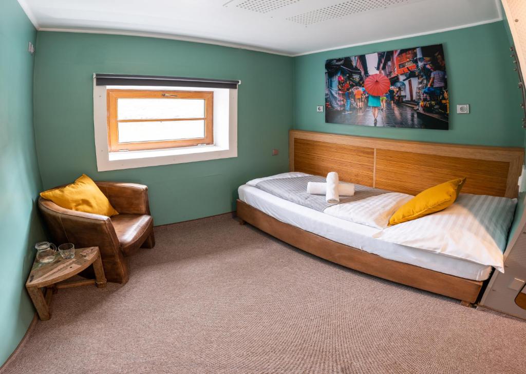 Postel nebo postele na pokoji v ubytování Botel Marina