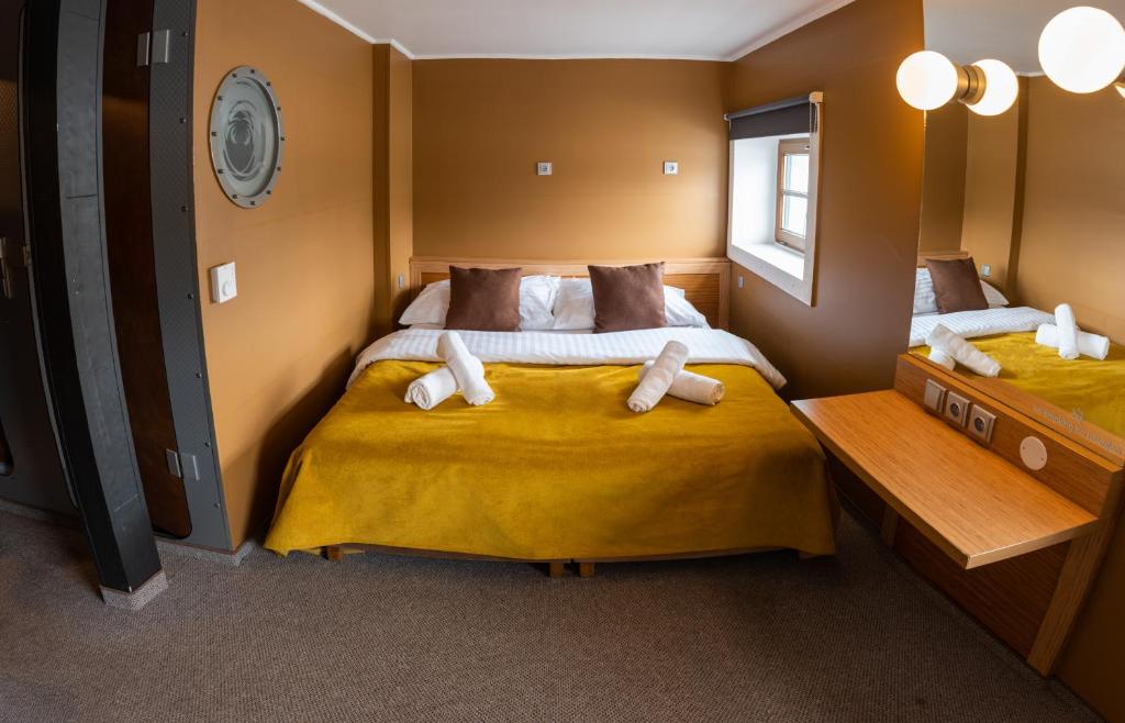 Postel nebo postele na pokoji v ubytování Botel Marina