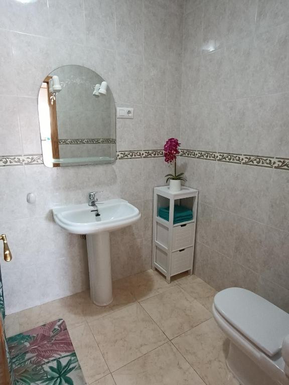 A bathroom at Villa Noemi, con piscina privada