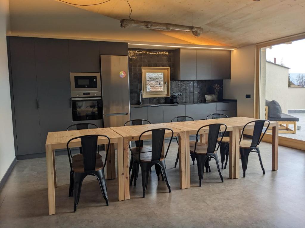 A kitchen or kitchenette at Casa amb jacuzzi privat, Cal Rossa