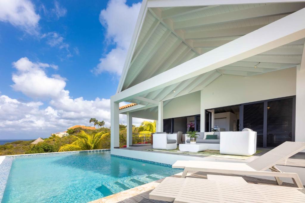 una imagen de una villa con piscina en Coral Estate Holidays, en Willibrordus