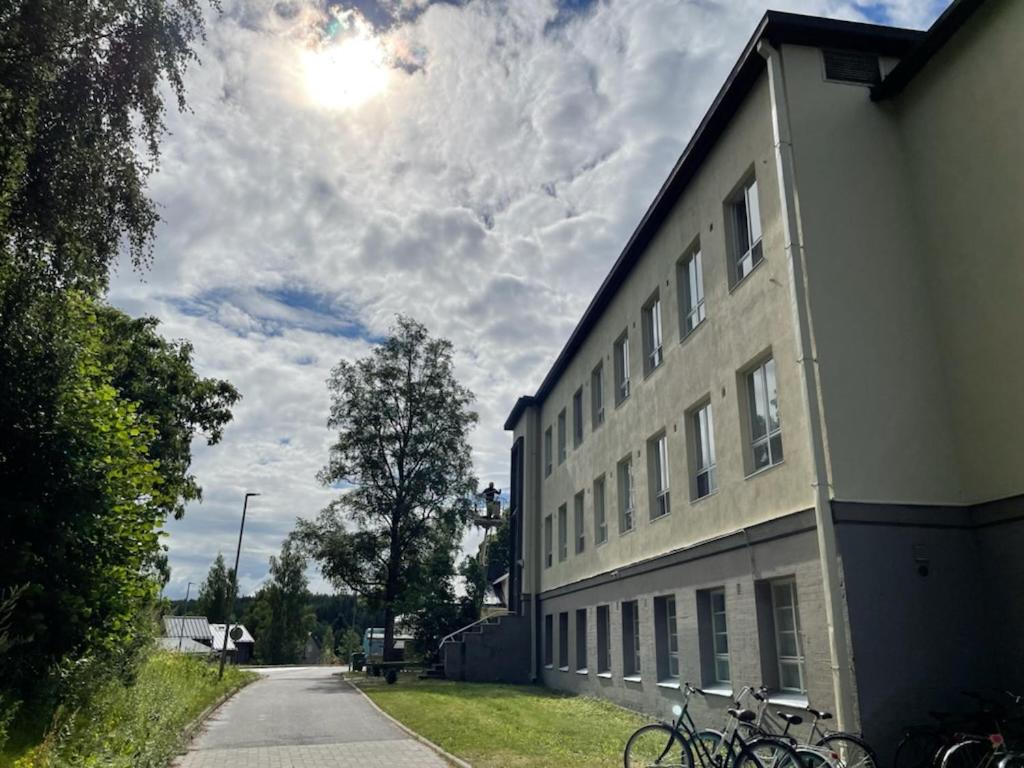 ein Gebäude mit Fahrrädern, die davor geparkt sind in der Unterkunft Tapanilan Huoneistot in Lahti