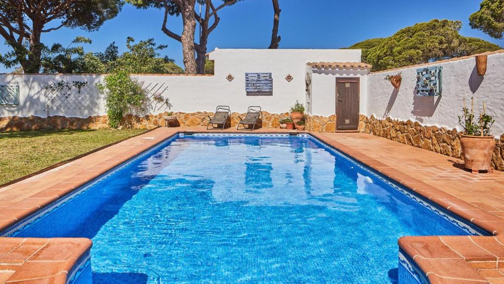 una piscina en el patio trasero de una casa en Villa Maymonis Chiclana de la Frontera by Ruralidays, en Chiclana de la Frontera