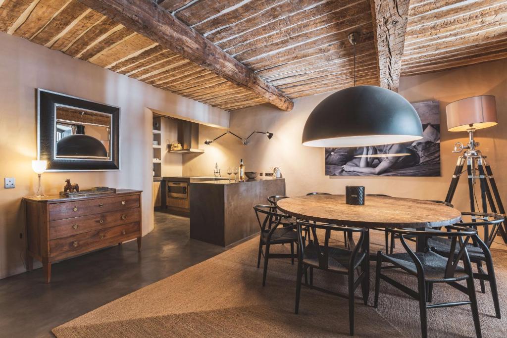 une cuisine et une salle à manger avec une table et des chaises dans l'établissement Maison du PORTAIL NEUF à SAINT TROPEZ, à Saint-Tropez