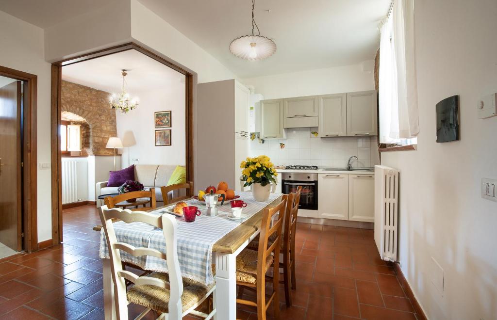 斯佩洛的住宿－Acquamarina，厨房以及带桌椅的用餐室。