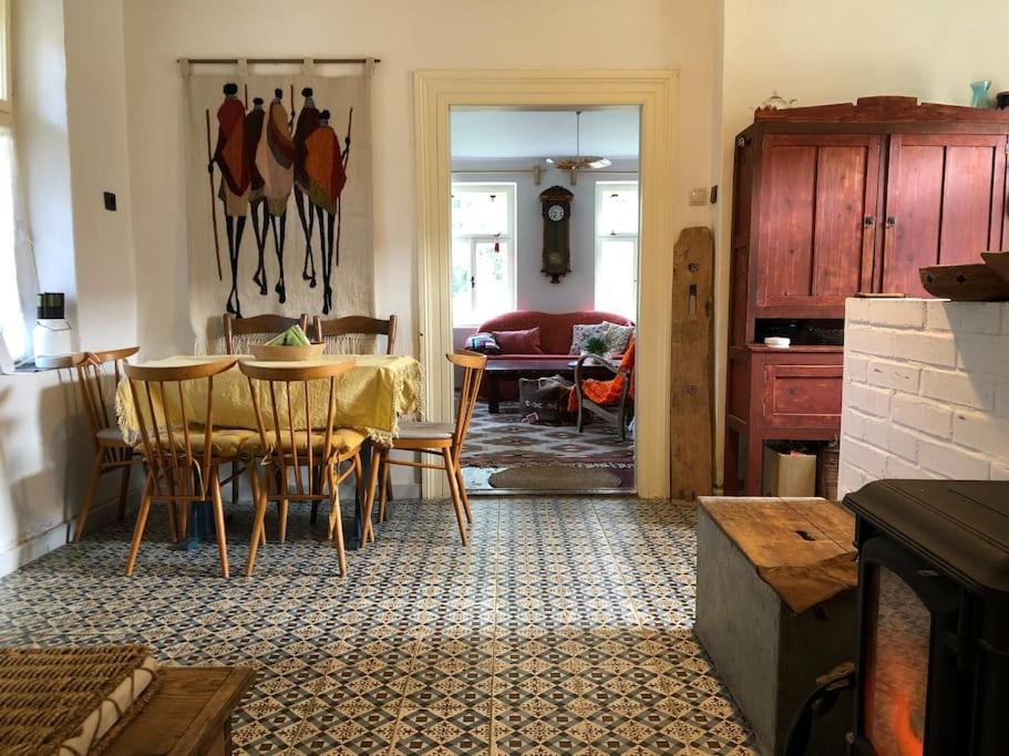 uma cozinha com mesa e cadeiras num quarto em Village farm house Nazri 