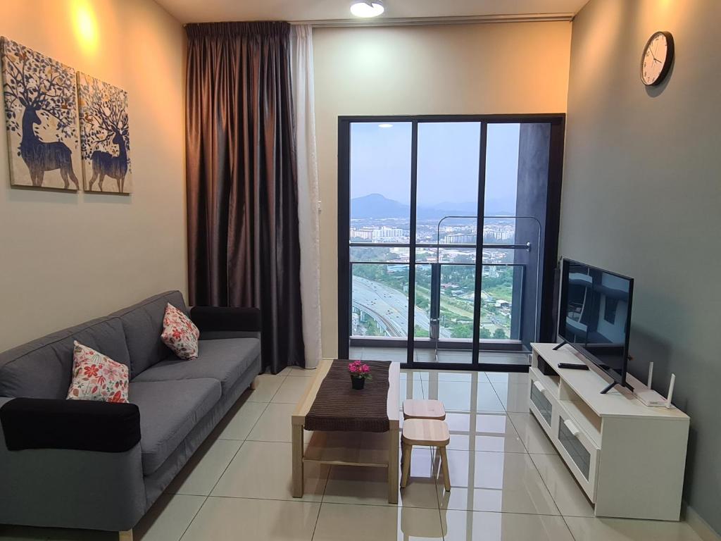een woonkamer met een bank en een tv bij Alpine Parkland Netflix 5 beds at MRT Batu 11 Cheras in Cheras