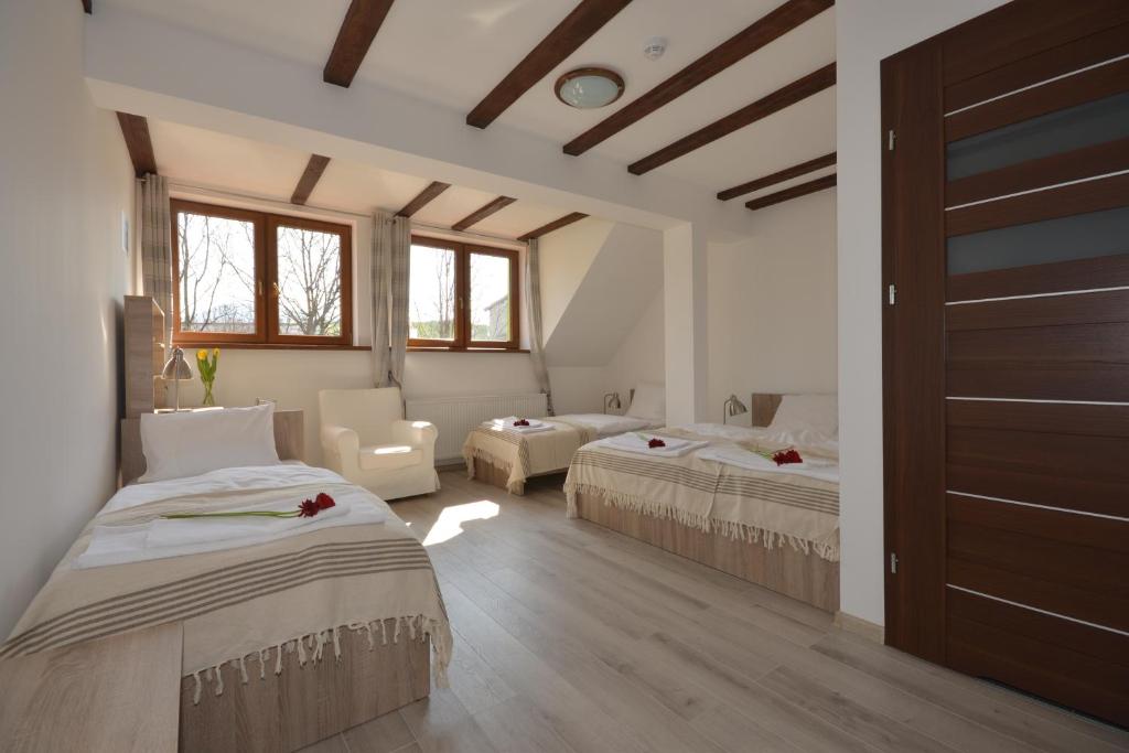 sypialnia z 2 łóżkami i oknem w obiekcie Poduszka Apartamenty Zielony Dom w Stroniu Śląskim