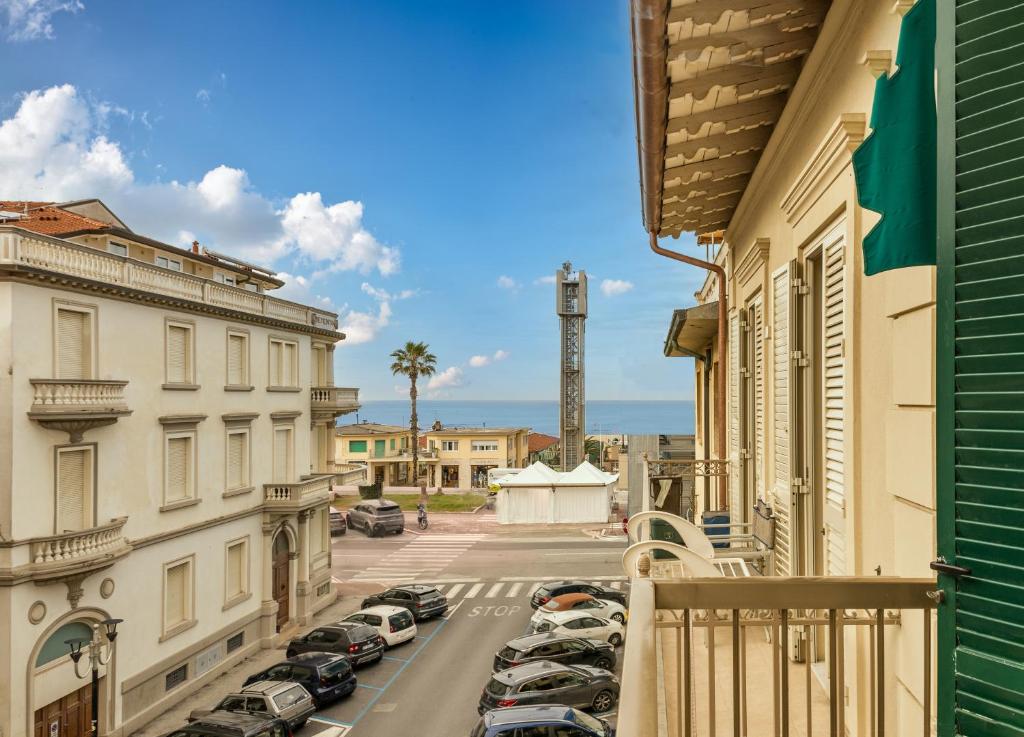 - un balcon donnant sur une rue avec des voitures garées dans l'établissement Hotel Stella Del Mare, à Viareggio