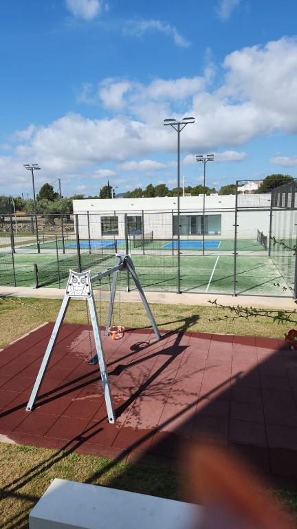 Tenis alebo squash v ubytovaní RD V Luxury Apartment Mediterranean alebo jeho okolí