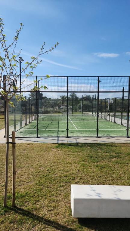 Tenis alebo squash v ubytovaní RD V Luxury Apartment Mediterranean alebo jeho okolí