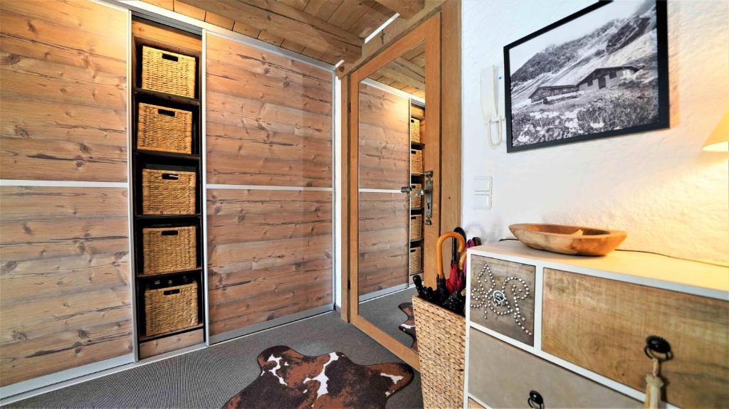 un bagno con una mucca al piano accanto a una doccia di Traum Fewo Hindelang a Bad Hindelang