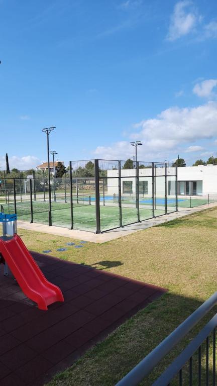 Tenis alebo squash v ubytovaní ROQUES DAURADES III - JARDIN PRIVADO alebo jeho okolí