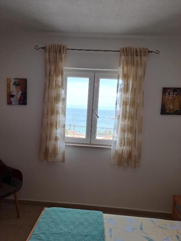 Łóżko lub łóżka w pokoju w obiekcie Vacation House Marija, Korčula