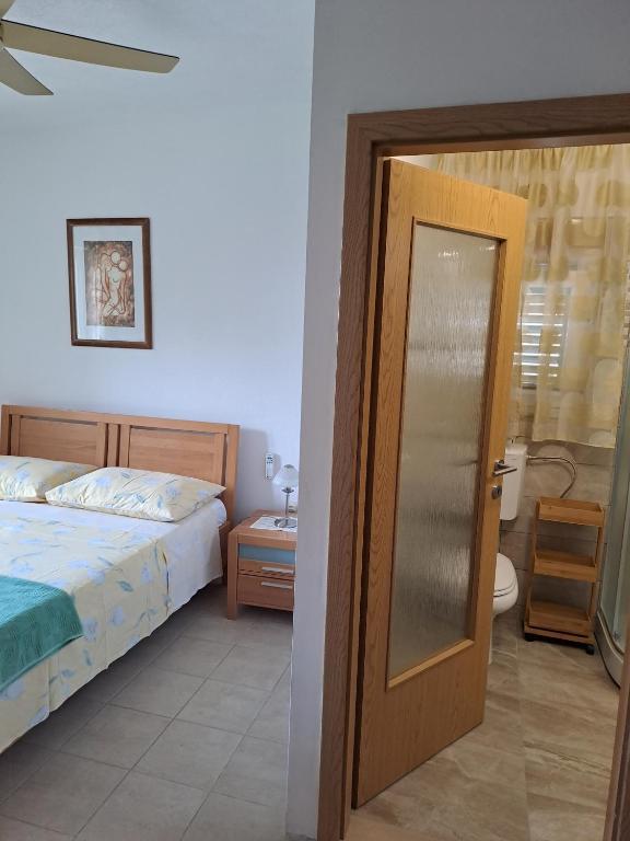 Łóżko lub łóżka w pokoju w obiekcie Vacation House Marija, Korčula