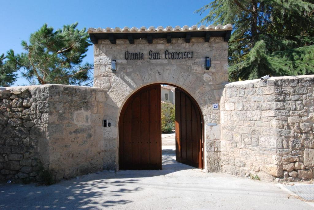 un ingresso a un edificio in pietra con porta in legno di Quinta San Francisco a Castrojeriz