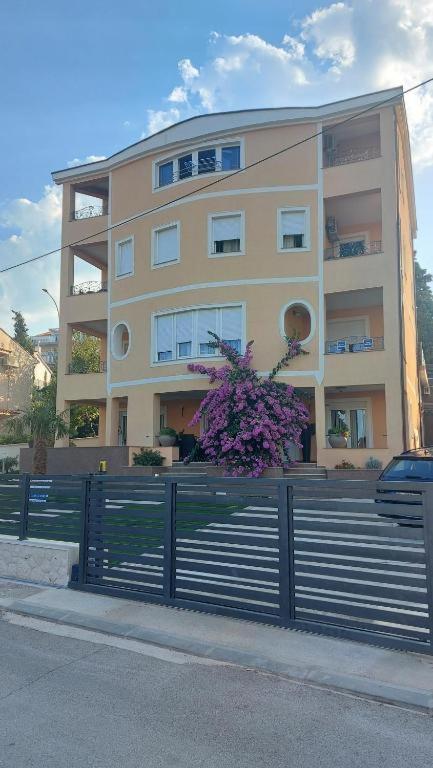 a building with a fence in front of it at Residence Gordana 2 in Selce