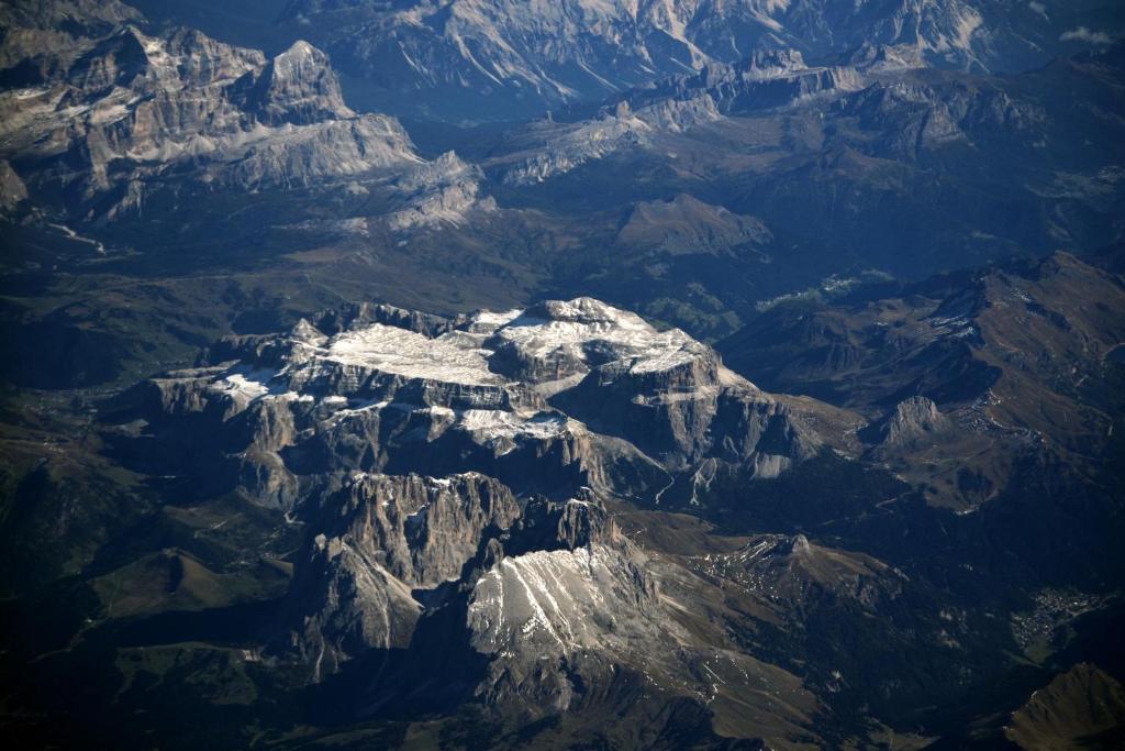 Pemandangan gunung umum atau pemandangan gunung yang diambil dari inn ini