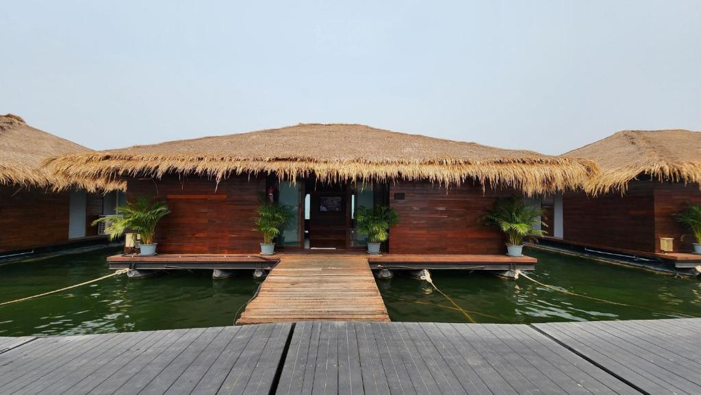 Bazén v ubytování Ruknam Resort nebo v jeho okolí