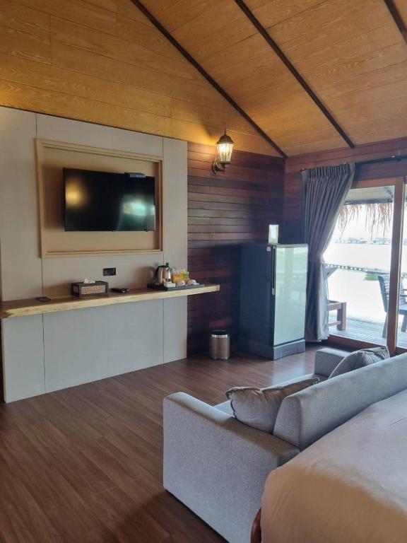 TV a/nebo společenská místnost v ubytování Ruknam Resort