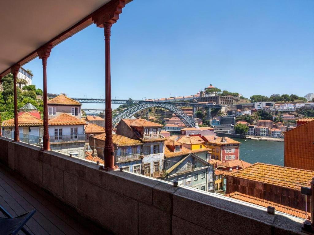 vistas a una ciudad con un puente y edificios en Hotel Carris Porto Ribeira, en Oporto