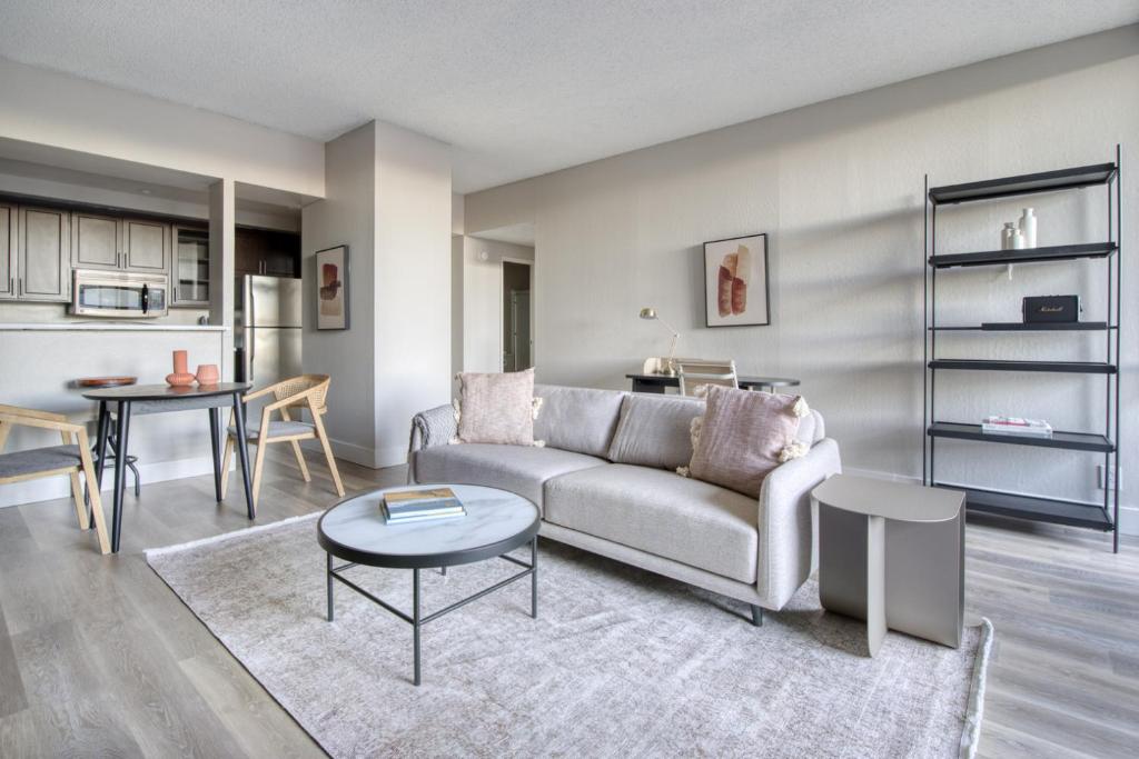 un salon avec un canapé et une table dans l'établissement Palo Alto 1br w gym pool lounge nr tech HQs SFO-1254, à Palo Alto