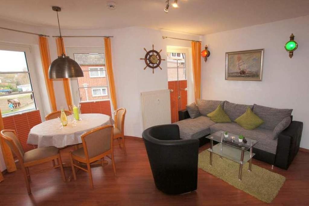 ein Wohnzimmer mit einem Sofa und einem Tisch in der Unterkunft Haus Elbe 1 Wohnung 18 in Cuxhaven