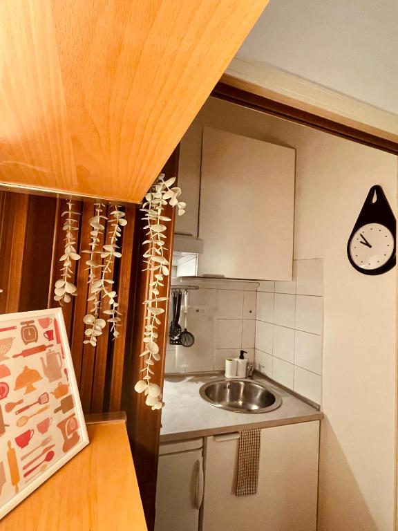 A kitchen or kitchenette at Rome Downtown Apartment_Sistina