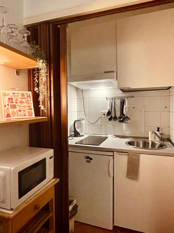 A kitchen or kitchenette at Rome Downtown Apartment_Sistina