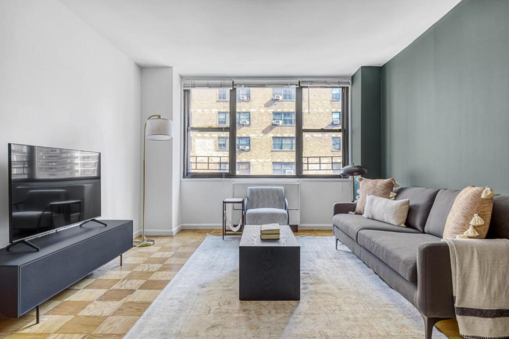 منطقة جلوس في Midtown E 1BR w Doorman nr Flatiron NYC-41