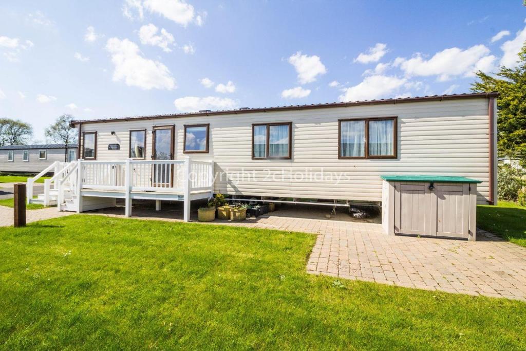 uma casa móvel com um pátio e um quintal em Brilliant Caravan For Hire At Caister Haven Holiday Park In Norfolk Ref 30011h em Great Yarmouth