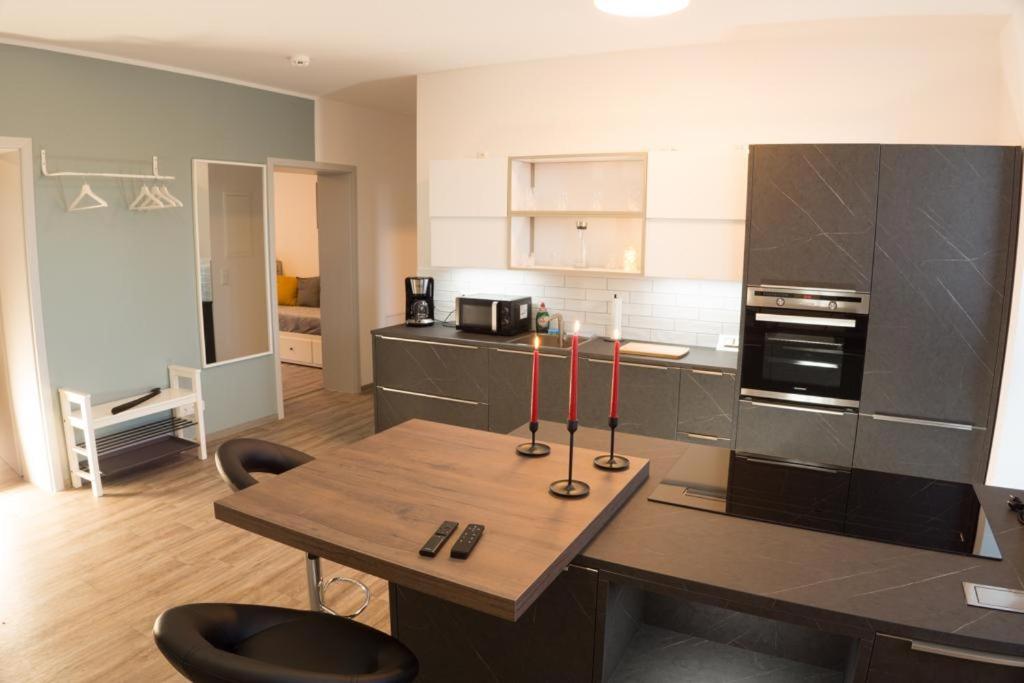 una cucina con tavolo e due candele sopra di Ferienwohnung Kolow GbR ad Angermünde