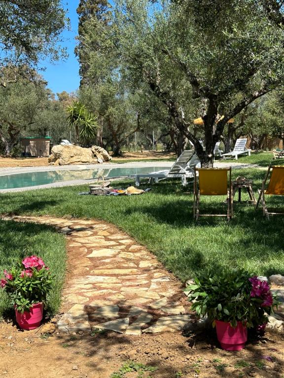 Aed väljaspool majutusasutust THIRES Guesthouse